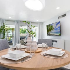 Naples Luxe Coral Oasis - Walk to the beach and 5th Ave