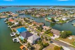 Marco Luxe Retreat / Waterfront - Image 4