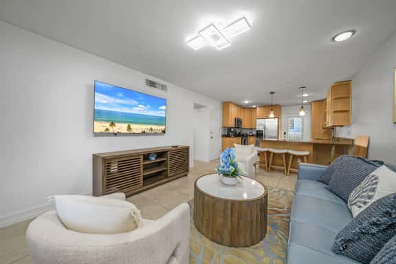 Downtown Naples Retreat - Walk to 5th Ave & Beach - Image 1