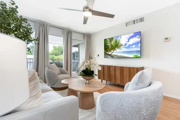 Minimalist Haven Naples ⢠Walk to Beach & 5th Ave - Image 1
