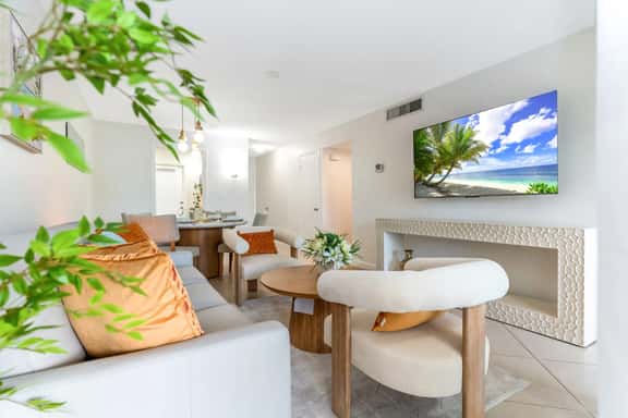 Naples Haven – Walk to Beach & 5th Ave - Image 1