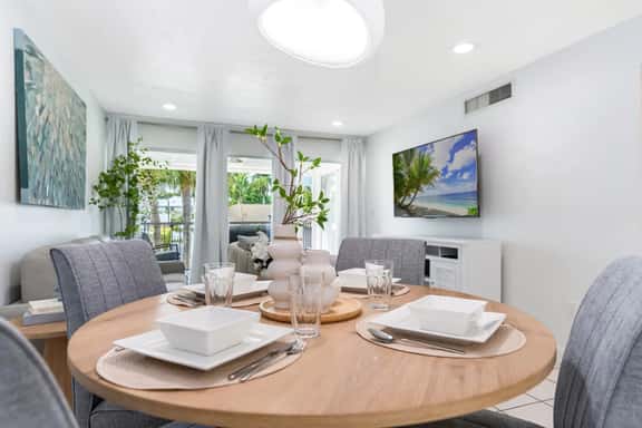 Naples Luxe Coral Oasis - Walk to the beach and 5th Ave - Image 1