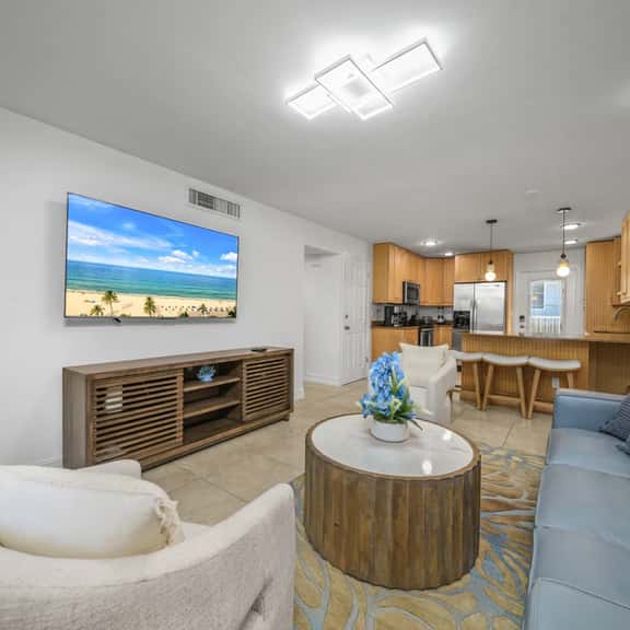 Downtown Naples Retreat - Walk to 5th Ave & Beach - Image 1