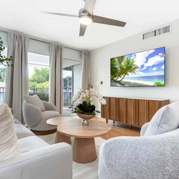 Minimalist Haven Naples ⢠Walk to Beach & 5th Ave - Image 1