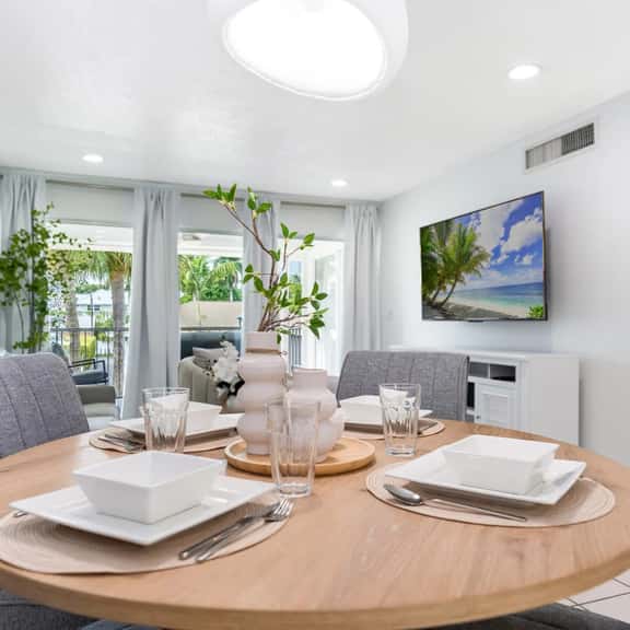 Naples Luxe Coral Oasis - Walk to the beach and 5th Ave - Image 1