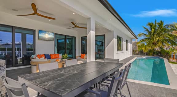 Marco Luxe Retreat / Waterfront - Image 3