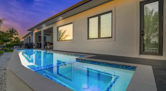 Marco Luxe Retreat / Waterfront - Image 2